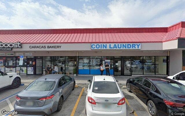 Street view of Caracas Bakery Doral
